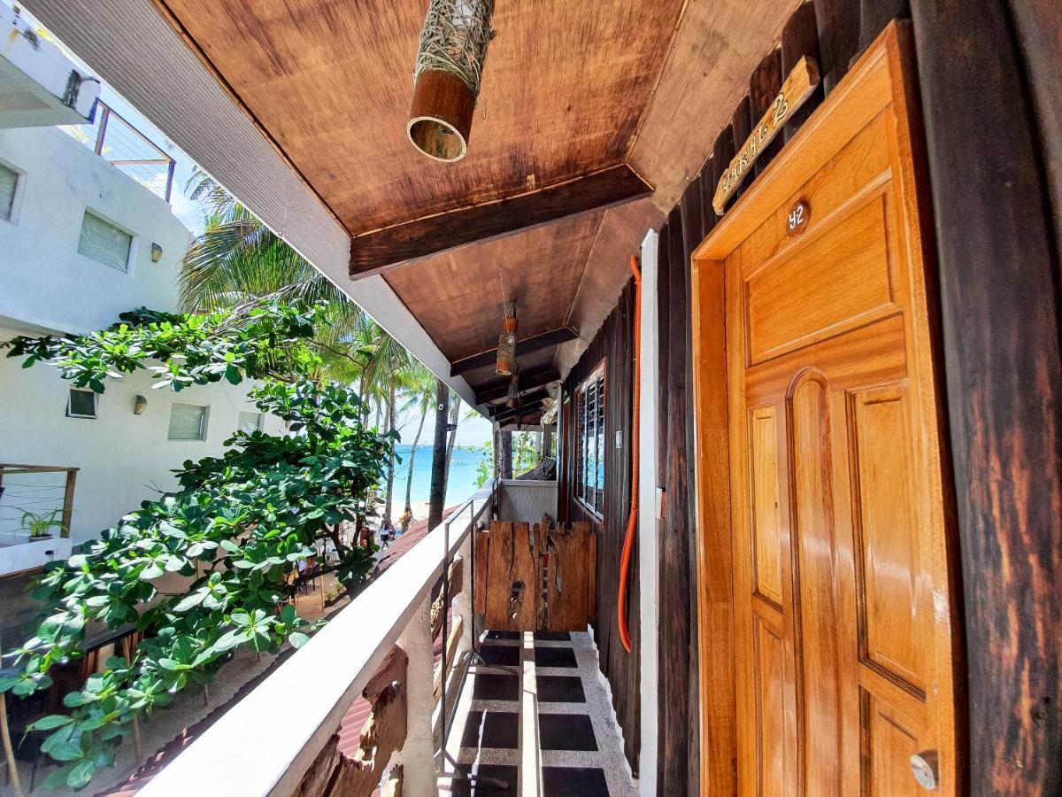 โคโค่โลโค่ บีช รีสอร์ท Manoc-Manoc ภายนอก รูปภาพ